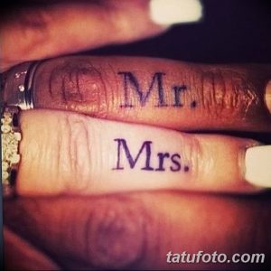 Фотография парных татуировок на пальцах рук с надписями "Mr." и "Mrs.". Минималистичный дизайн, черные чернила, романтичный стиль.