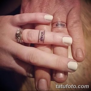 Фотография парных татуировок на пальцах рук с надписью "always". Минималистичный дизайн, черные чернила, романтичный стиль.