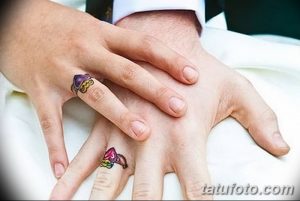 Фото парных татуировок в виде ярких бабочек на пальцах. Красочные и изящные тату, символизирующие свободу, красоту и трансформацию.