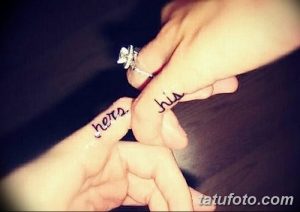 Фото парных татуировок с надписями "hers" и "his" на пальцах. Простые и лаконичные тату, символизирующие принадлежность друг другу.