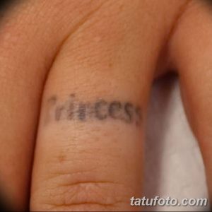 Фото тату с надписью "Princess" на пальце. Минималистичная татуировка, выполненная черными чернилами, символизирующая женственность и уверенность.
