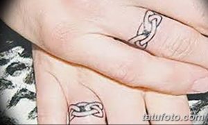 Фото тату с изображением кельтских узлов на пальцах пары. Рисунок татуировки выполнен в черном цвете, символизируя бесконечность и переплетение судеб.