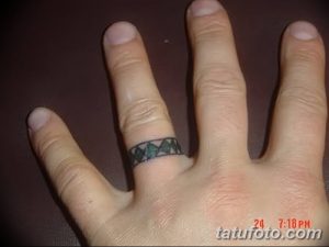 Фото тату на пальце: черное тату-кольцо с геометрическим узором из треугольников. Идеи для мужчин, минималистичный рисунок татуировки.
