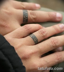 Фото парных тату на пальцах двух людей, выполненных в виде геометрического узора. Черно-серые татуировки, минималистичный дизайн, символ единства и связи.