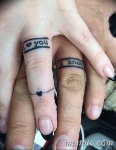 Фото парных татуировок: на пальцах пары выбиты фразы 'I love you' и 'I know', символизирующие взаимную любовь и понимание.