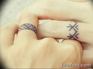 Фото парных татуировок на пальцах: геометрический узор в виде сетки на одном пальце и три стрелки на другом. Черный цвет, минимализм.