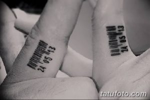 Фото парных татуировок на безымянных пальцах: черные штрих-коды с датой '24.05.13'. Минималистичный дизайн, символизирующий общую историю.