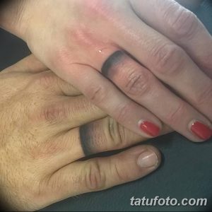 Фото парных тату в виде черных колец на пальцах. Простой и стильный рисунок татуировки для мужчин и женщин.