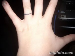 Фото тату в виде тонкой черной линии, имитирующей кольцо на пальце. Простой и элегантный рисунок татуировки для женщин и мужчин.