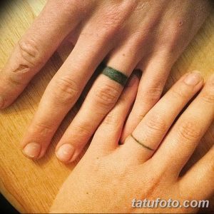 Фото парных тату на пальцах: тонкие зеленые полосы, имитирующие обручальные кольца. Необычный и стильный дизайн для любящих пар.