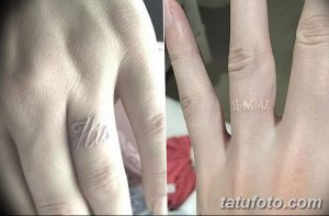 Фото тату: белые татуировки в виде колец на пальцах рук с надписями 'His' и 'IIMMXI'. Романтичный и минималистичный дизайн.