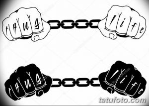 Фото тату с изображением кулаков, на которых написаны слова 'thug' и 'life', соединенных цепью. Черно-белый рисунок татуировки.