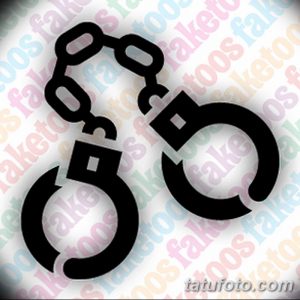 Фото эскиза тату наручников, выполненного в черном цвете на фоне повторяющегося текста 'fake'. Минималистичный дизайн.