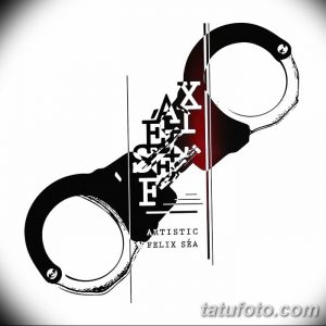 Фото тату наручников с надписью 'JAX FELIX SEA' в графическом стиле. Черно-белый рисунок татуировки, минималистичный дизайн.