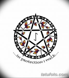 Фото тату: пентаграмма, украшенная листьями и надписью "...in protection i walk...". Рисунок татуировки выполнен в черно-белых тонах.