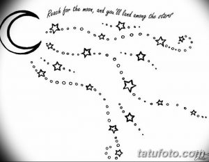 Фото тату: черная татуировка с изображением луны, звезд и фразы "Reach for the moon, and you'll land among the stars". Мотивационный рисунок татуировки.