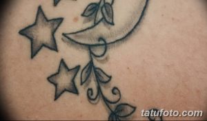 Фото тату: черная татуировка с изображением полумесяца, звезд и листьев. Нежный и изящный рисунок татуировки.