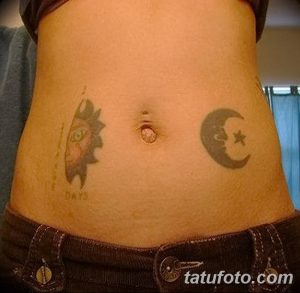 Фото тату на животе с изображением солнца и луны. Солнце слева, луна справа, минималистичный дизайн, небольшие размеры.