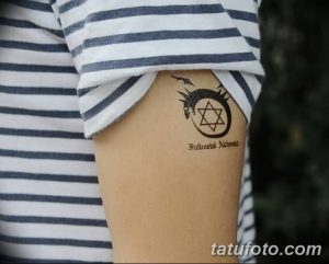 Фото тату: звезда Давида в круге с символами Fullmetal Alchemist на руке. Оригинальный рисунок татуировки для фанатов аниме.