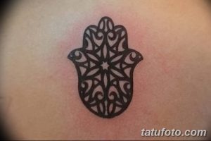 Фото тату: Хамса (Рука Фатимы) на предплечье, черный контур, детализированный рисунок, эскиз татуировки, защита от сглаза.