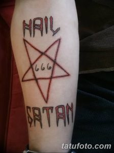 Фото тату с надписями 'Hail Satan' и пентаграммой с числом 666 внутри. Выполнена в красном цвете.