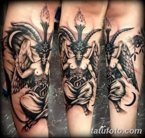 Фото тату Бафомета, выполненное в технике blackwork с высокой детализацией, на руке. Изображение включает в себя пентаграмму, крылья и символы.