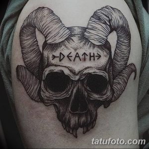Фото татуировки черепа с большими рогами и надписью "DEATH". Черно-белый рисунок в стиле олдскул с четкими контурами и точками.