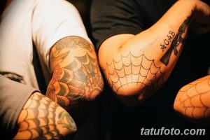 Фото тату на локтях: паутина и автомат Калашникова. Оригинальный и детализированный рисунок татуировки.