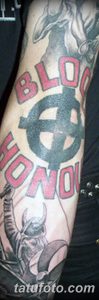 Фото тату на руке: рукав с изображением скорпиона, надписей "Blood" и "Honor" и других символов. Детализированный рисунок татуировки.