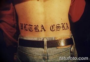 Фото татуировки на пояснице мужчины с надписью 'ULTRA CSKA', выполненной готическим шрифтом.