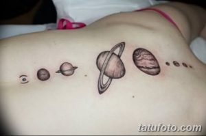 Фото простой татуировки планет на спине. Небольшие планеты, четкие контуры и минималистичный дизайн создают нежный и стильный образ.