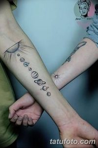 Фото минималистичной татуировки планет на руке. Тонкие линии, небольшие планеты и акцент на деталях создают нежный и стильный образ.