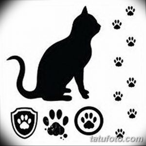 Фото тату черного силуэта сидящей кошки, окруженного маленькими отпечатками лап. Идеальный эскиз тату для любителей кошек.