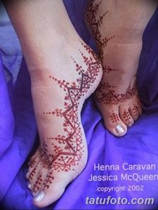 Фото тату: детальная роспись хной на стопе, демонстрирующая сложные растительные узоры в восточном стиле. Идеально для вдохновения.