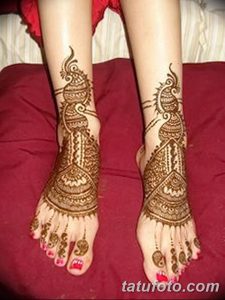 Фото мехенди: сложный узор в восточном стиле, покрывающий обе стопы и пальцы ног. Рисунок выполнен хной коричневого цвета.