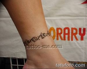 Фото тату хной на лодыжке, простой и изящный узор в виде тонкой линии с декоративными элементами. Идеально для любителей минимализма.