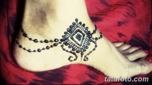Фото тату мехенди на лодыжке, с простым геометрическим узором и тонкими линиями. Идеально подходит для тех, кто ищет минималистичные и стильные идеи для татуировки.