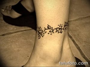 Фото тату мехенди в виде тонкого браслета на лодыжке. Простой и элегантный дизайн с растительными элементами.
