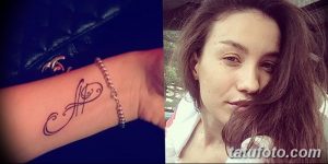 Фото тату: изящный музыкальный ключ, выполненный в тонких линиях, на запястье девушки. В кадре также фото девушки.