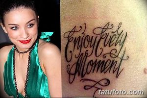 Фото тату: надпись 'Enjoy Every Moment' на руке девушки, выполненная черными чернилами в каллиграфическом стиле.