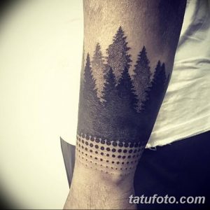 Фото тату: три ели разной высоты на предплечье, выполненные в технике blackwork, с точечным узором внизу. Контрастное сочетание черного и кожи.