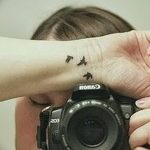Фото тату птицы на запястье 17.08.2018 №135 - tattoo of a bird on the wrist - tatufoto.com