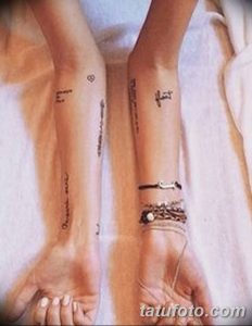 Фото парных тату на запястьях: минималистичные рисунки, выполненные тонкими черными линиями, символизирующие связь между двумя людьми.