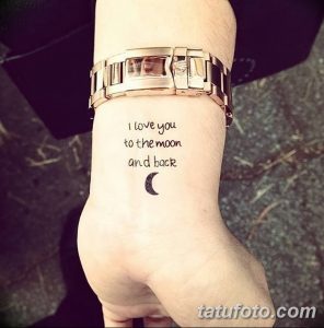 Фото тату: Нежная татуировка на запястье с надписью "I love you to the moon and back" и изображением полумесяца.