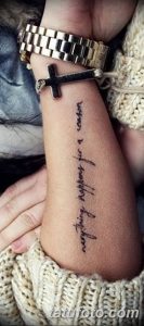 Фото тату: надпись "everything happens for a reason" на запястье, выполненная каллиграфическим шрифтом. Минималистичный дизайн.