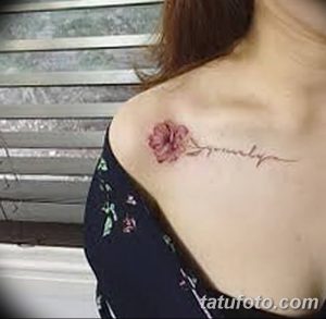 Фото тату с изображением нежной розовой розы и надписи "foreverly" на плече девушки. Элегантный и романтичный рисунок.