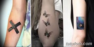 Фото тату: Три небольшие татуировки на руке: крест, бабочки и абстрактный сине-голубой квадрат. Эскизы татуировок выполнены в разных стилях.