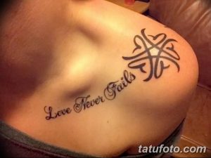 Фото тату на плече: надпись 'Love Never Fails' и четырехлистный клевер. Символичный и вдохновляющий рисунок татуировки.