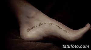 Фото минималистичной татуировки с надписью 'Sister, you keep me ♡', выполненной изящным шрифтом на стопе женщины.