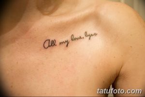 Фото минималистичной татуировки с надписью 'All my love, boo', выполненной тонким шрифтом на ключице и груди.